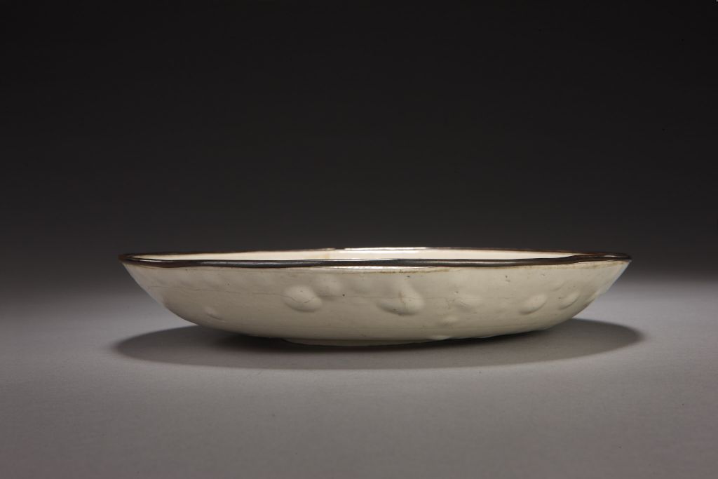 图片[1]-Dingyao white glaze engraved with “Shangshi Bureau” inscription printed with Capricorn flower pattern plate-China Archive